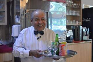 João trocou a graxa pela bandeja e virou patrimônio do restaurante João trocou a graxa pela bandeja e virou patrimônio do restaurante