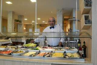 João trocou a graxa pela bandeja e virou patrimônio do restaurante João trocou a graxa pela bandeja e virou patrimônio do restaurante