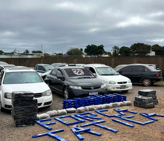 Seis s&atilde;o presos com 528 quilos de maconha, carros e antenas Starlink