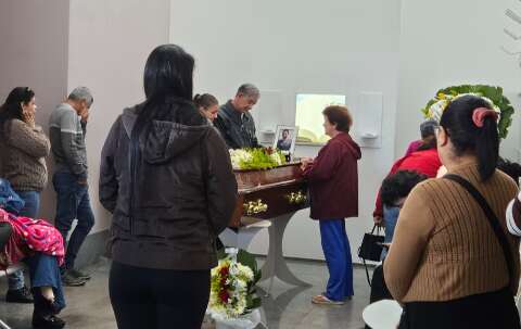 Fam&iacute;lia se despede de piloto morto em acidente a&eacute;reo