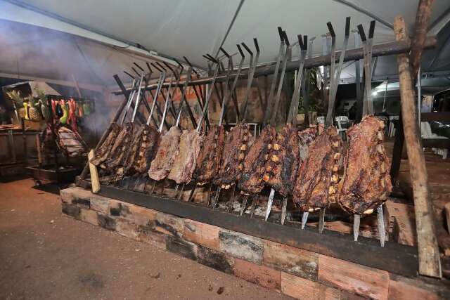 Costela assada por 10h, cucas e lou&ccedil;as brilham em feira ga&uacute;cha