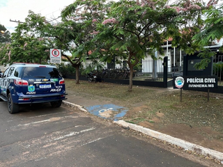 Mulher é presa após atingir adolescente com fogos de artifício Mulher é presa após atingir adolescente com fogos de artifício