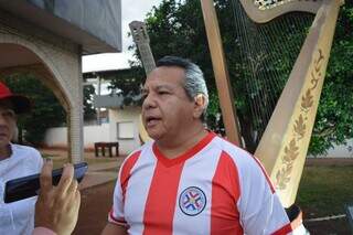 Para &ldquo;devorar&rdquo; rival, torcida paraguaia p&otilde;e at&eacute; p&atilde;o franc&ecirc;s &agrave; mesa