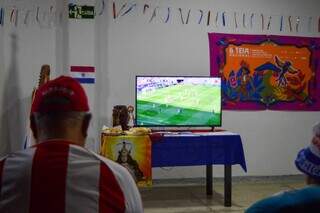 Para &ldquo;devorar&rdquo; rival, torcida paraguaia p&otilde;e at&eacute; p&atilde;o franc&ecirc;s &agrave; mesa