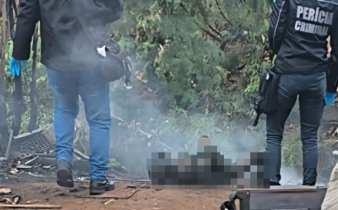 Marcas de sangue indicam que corpo carbonizado pode ter sido arrastado