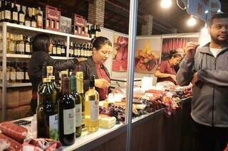 Costela assada por 10h, cucas e louças brilham em feira gaúcha Costela assada por 10h, cucas e louças brilham em feira gaúcha