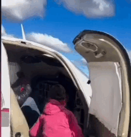 Em &uacute;ltima homenagem, esposa de piloto mostra momento dele com a filha