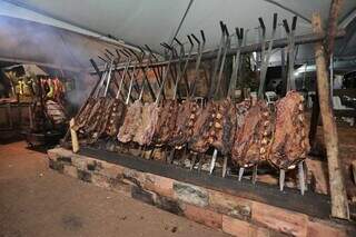 Costela assada por 10h, cucas e louças brilham em feira gaúcha Costela assada por 10h, cucas e louças brilham em feira gaúcha