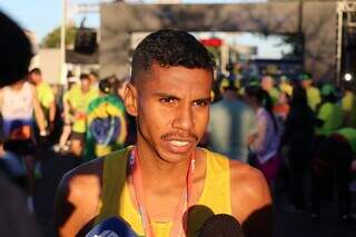 Ela nunca tinha corrido 21 km e venceu a "meia-maratona" em Campo Grande Ela nunca tinha corrido 21 km e venceu a "meia-maratona" em Campo Grande
