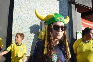 Chapéu, camisa e cara pintada viram amuletos para torcida na Esplanada Chapéu, camisa e cara pintada viram amuletos para torcida na Esplanada
