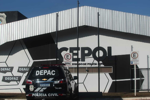 Homem faz atendente ref&eacute;m em assalto e incendeia viatura ap&oacute;s pris&atilde;o