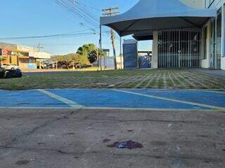 Homem morre e tr&ecirc;s ficam feridos ap&oacute;s ataque a tiros em tabacaria