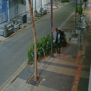 Em menos de um minuto, homem furta fia&ccedil;&atilde;o de poste na Rua 14 de Julho