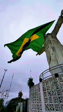 Cristo Rei do Pantanal segura bandeir&atilde;o do Brasil em apoio &agrave; Sele&ccedil;&atilde;o na Copa