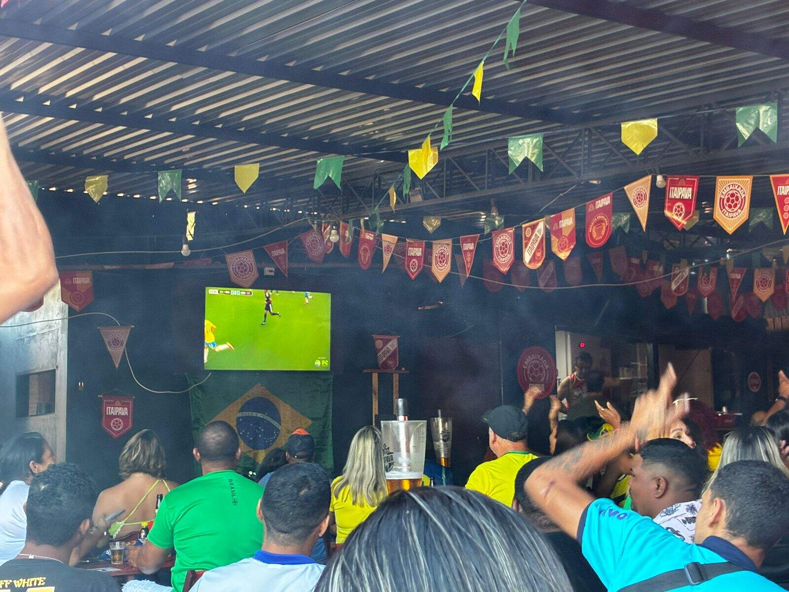 Torcedores vibram com Brasil em bar de Campo Grande
