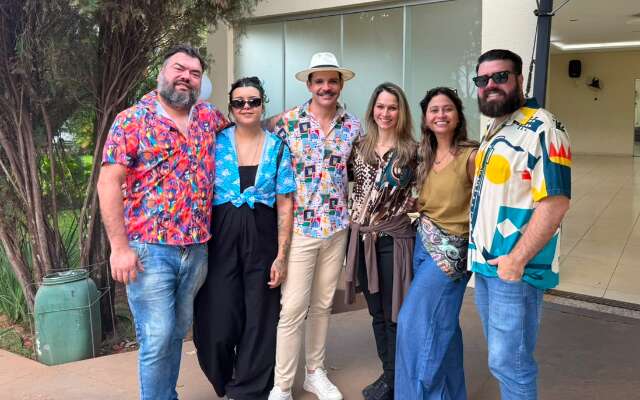 Amigos vestiram blusas coloridas para despedida do Bom Sujeito