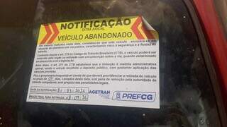 Carro abandonado há dias é notificado e pode ser removido pela prefeitura Carro abandonado há dias é notificado e pode ser removido pela prefeitura