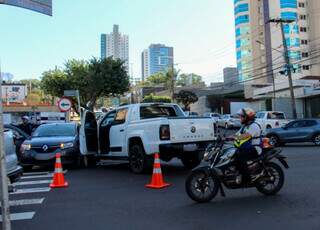 Motorista de aplicativo é socorrido após batida entre caminhonete e carro Motorista de aplicativo é socorrido após batida entre caminhonete e carro