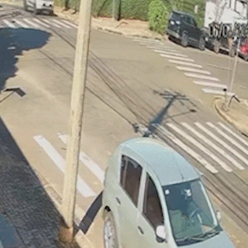 Motorista de aplicativo &eacute; socorrido ap&oacute;s batida entre caminhonete e carro