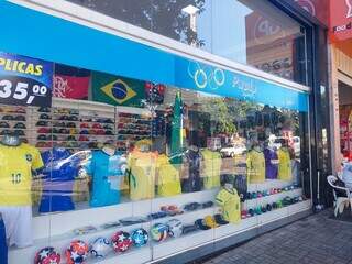 Com derrota do Brasil na Copa, lojistas miram nas eleições para queimar estoque Com derrota do Brasil na Copa, lojistas miram nas eleições para queimar estoque