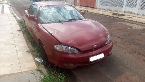Carro abandonado h&aacute; dias &eacute; notificado e pode ser removido pela prefeitura
