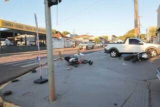 Motociclista morre e outro fica gravemente ferido em cruzamento da Bandeiras Motociclista morre e outro fica gravemente ferido em cruzamento da Bandeiras