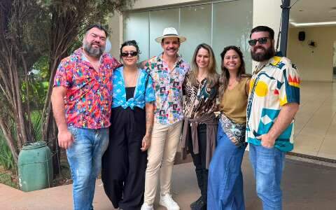 Amigos vestiram blusas coloridas para despedida do Bom Sujeito