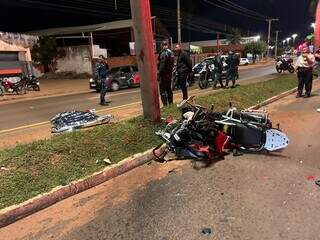 Jovem morre ao perder controle de moto e bater em poste durante fuga da polícia Jovem morre ao perder controle de moto e bater em poste durante fuga da polícia