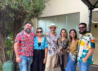 Amigos vestiram blusas coloridas para despedida do Bom Sujeito Amigos vestiram blusas coloridas para despedida do Bom Sujeito