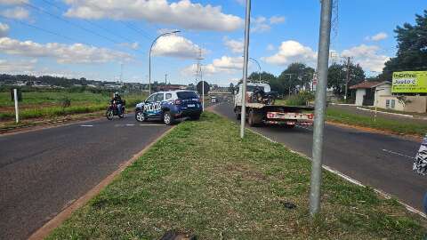 Motociclista fica gravemente ferido ap&oacute;s bater em carro na Jo&atilde;o Arinos