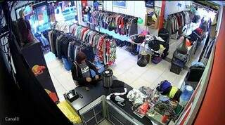 Vestido de mulher, policial penal aposentado é acusado de furtar brechó Vestido de mulher, policial penal aposentado é acusado de furtar brechó