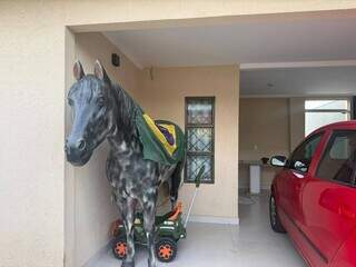 Por que algu&eacute;m tem um cavalo na garagem de casa bem no Tiradentes?