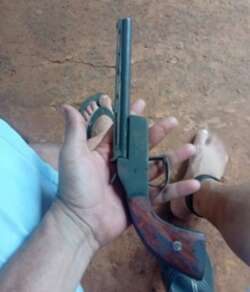 Com tornozeleira no p&eacute;, homem anuncia arma no Facebook e acaba preso