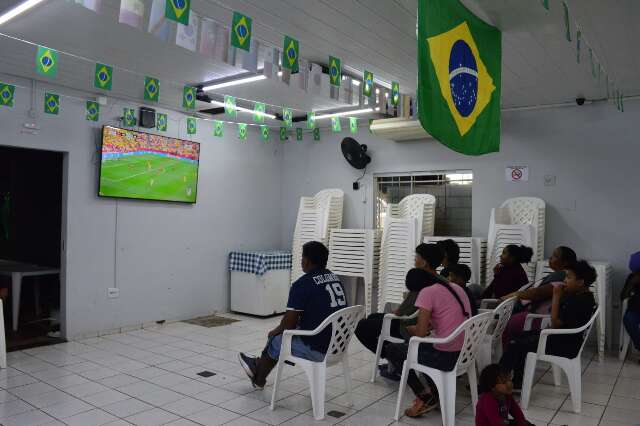 Em casa de acolhimento, imigrantes torcem por vaga da Col&ocirc;mbia nas quartas