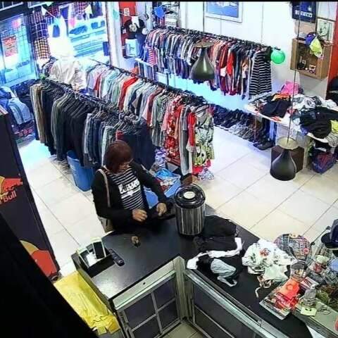 Vestido de mulher, policial penal aposentado &eacute; acusado de furtar brech&oacute; 