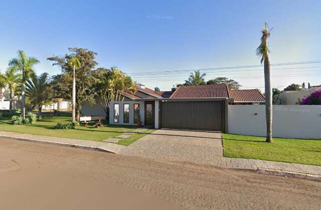 Dona de posto de combust&iacute;veis &eacute; alvo do Gaeco e filho acaba preso com arma 