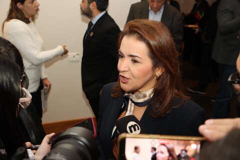 Adriane diz que apresentar&aacute; proposta de reajuste a professores ainda hoje