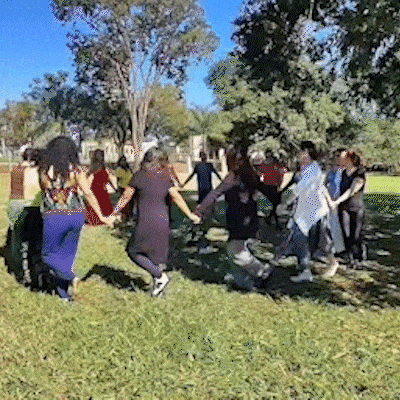 Uma dança que parece “loucura” vira um jeito de se sentir em casa
