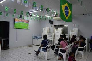 Em casa de acolhimento, imigrantes torcem por vaga da Colômbia nas quartas Em casa de acolhimento, imigrantes torcem por vaga da Colômbia nas quartas