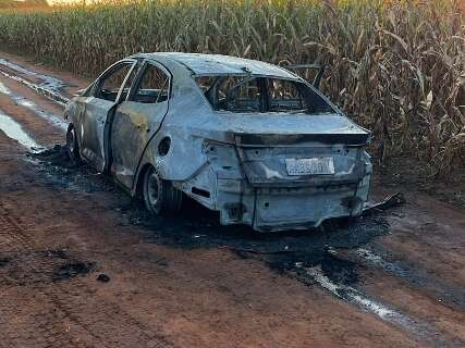 Carro usado em execu&ccedil;&atilde;o com 20 tiros &eacute; encontrado queimado na fronteira