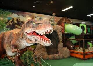 Parque indoor une dinossauros, infl&aacute;veis e games para toda a fam&iacute;lia
