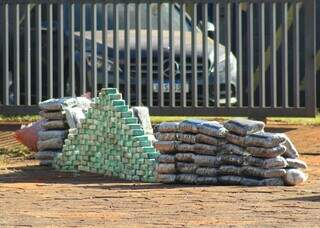 Motorista capota caminhonete com 274 kg de droga ao fugir da PRF Motorista capota caminhonete com 274 kg de droga ao fugir da PRF