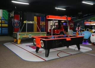 Parque indoor une dinossauros, infl&aacute;veis e games para toda a fam&iacute;lia