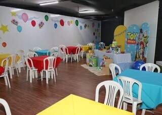 Parque indoor une dinossauros, infl&aacute;veis e games para toda a fam&iacute;lia