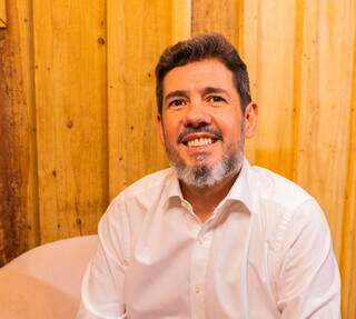 Cristiano Parmezan assume Abrasel com promessa de modernizar e unir o setor Cristiano Parmezan assume Abrasel com promessa de modernizar e unir o setor
