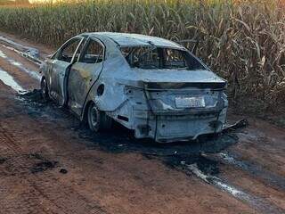 Carro usado em execu&ccedil;&atilde;o com 20 tiros &eacute; encontrado queimado na fronteira