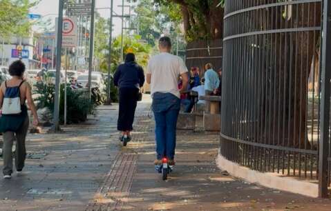 &ldquo;Muito pr&aacute;tico&rdquo;: moradores testam patinetes el&eacute;tricos na 1&ordf; manh&atilde; do servi&ccedil;o