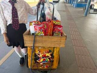 Aos 54 anos, Silvia se veste de caipira e de Emília para vender geladão Aos 54 anos, Silvia se veste de caipira e de Emília para vender geladão