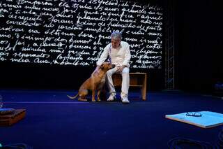 Show era de Paulo Betti, mas foi o cachorro que roubou a cena no palco Show era de Paulo Betti, mas foi o cachorro que roubou a cena no palco