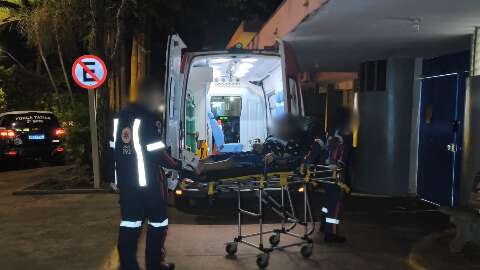 Jovem leva tiros nos dois p&eacute;s ap&oacute;s dupla abrir fogo em frente de casa